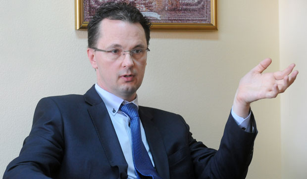 Синдикати и министар просвете: Закон о платама је лош